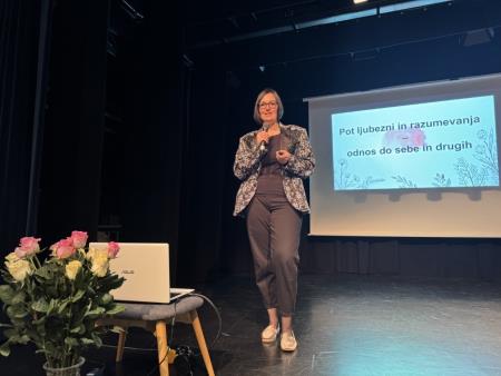 Predavanje Pot ljubezni in razumevanja, foto CIK Trebnje (2)